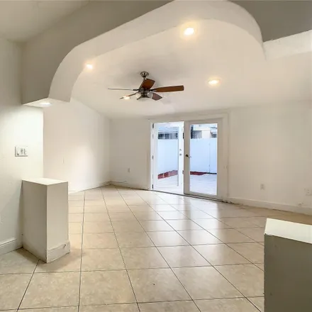 Image 6 - 809 West 79th Place, Hialeah, FL 33014, USA - Townhouse for sale