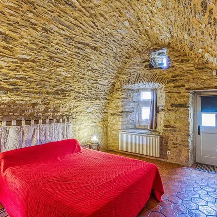 Rent this 2 bed house on Route de Mandailles in 12500 Castelnau-de-Mandailles, France