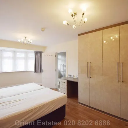 Image 7 - Queens Way, London, NW4 2TN, United Kingdom - Apartment for rent