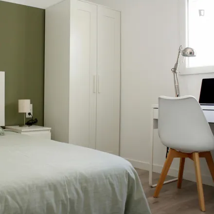 Rent this 5 bed room on Zapaterías Juan Ramón in Carretera de Llíria, 11