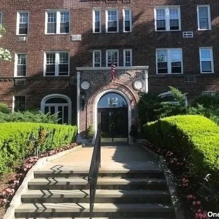 Rent this 1 bed apartment on 12 Hamilton Place in Village of Garden City, NY 11530