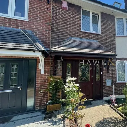 Rent this 4 bed townhouse on 15 Naseby Road in London, IG5 0NW