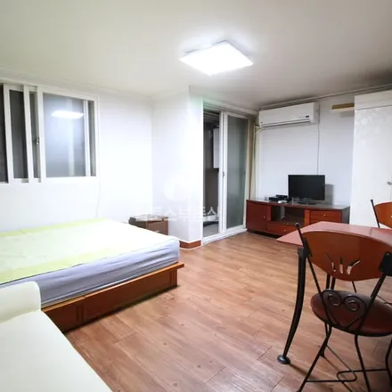 Rent this studio apartment on 서울특별시 강남구 역삼동 698-17