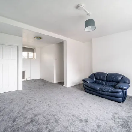 Rent this 4 bed apartment on Kilburn Park Road in Maida Vale, London