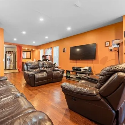 Image 3 - 145-11 106th Avenue, New York, NY 11435, USA - House for sale