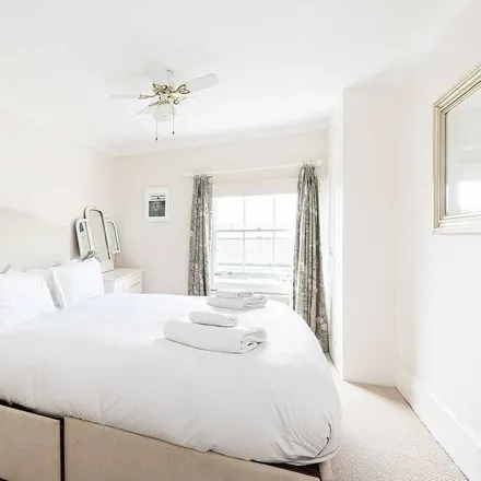Rent this 3 bed apartment on London in SW1V 4NZ, United Kingdom