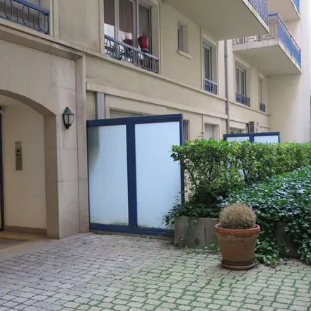 Image 7 - 2 Place Sathonay, 69001 Lyon, France - Apartment for rent