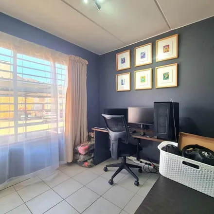 Rent this 3 bed apartment on Dubloon Avenue in Wilgeheuwel, Roodepoort