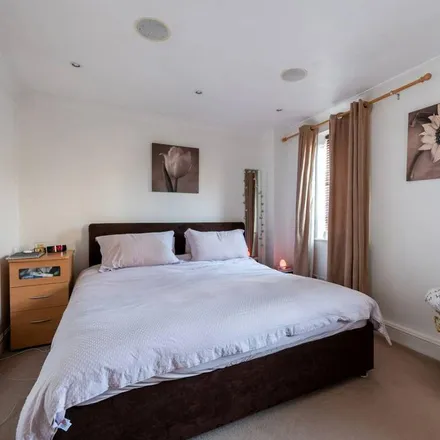 Image 3 - May Bate Avenue, London, KT2 5UR, United Kingdom - Apartment for rent