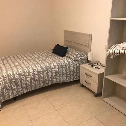 Rent this 6 bed apartment on Calle Pinzones in 10, 37005 Salamanca
