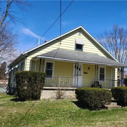 Rent this 3 bed house on 137 East King Street in South Zanesville, Muskingum County