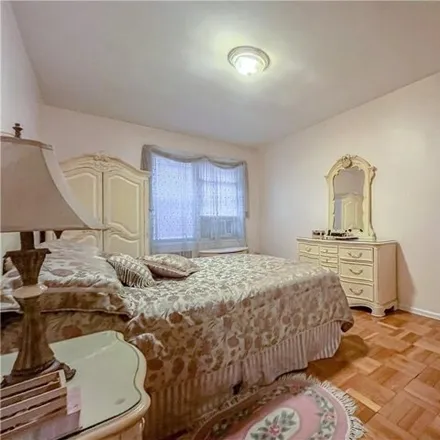 Image 4 - 770 Ocean Parkway, New York, NY 11230, USA - Apartment for sale
