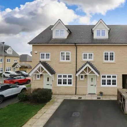 Rent this 4 bed townhouse on Weavers Close in Leeds, West Yorkshire