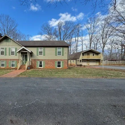 Image 2 - 2457 Country Club Road, Appomattox County, VA 24522, USA - House for sale