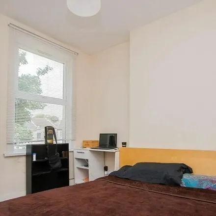 Rent this 3 bed townhouse on 113 Wellington Road in London, E7 9BT