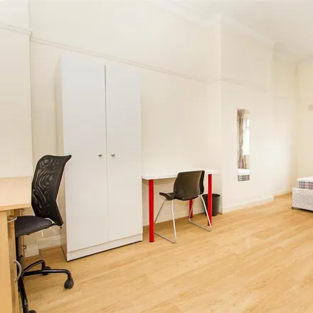 Rent this 5 bed apartment on Studio Mews in London, NW4 1DX