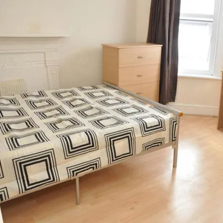 Rent this 4 bed room on 31 Hampden Road in London, N8 0HS