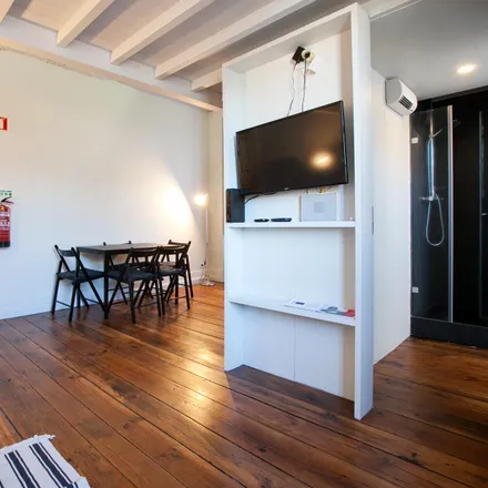 Rent this studio apartment on Encaixados in Rua do Conde de Vizela 14, 4050-151 Porto