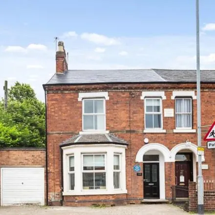 Rent this 5 bed duplex on 1 Hawthorne Grove in Beeston, NG9 2FG