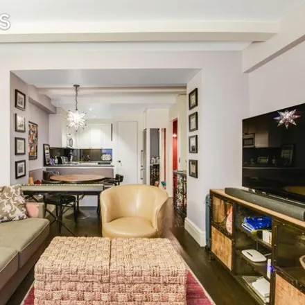 Image 2 - Woodstock Tower, 320 East 42nd Street, New York, NY 10017, USA - Apartment for sale