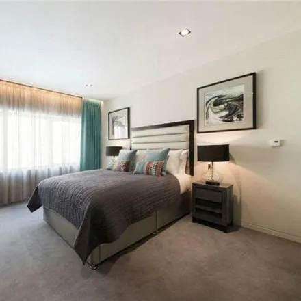Image 6 - Naval and Military Club, 4 St James's Square, London, SW1Y 4JU, United Kingdom - Apartment for rent