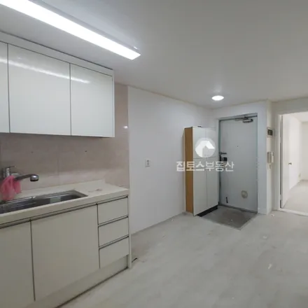 Rent this 2 bed apartment on 서울특별시 강남구 역삼동 685-8