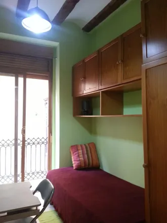 Rent this 4 bed room on Cenia2 in Carrer de la Sénia, 46001 Valencia