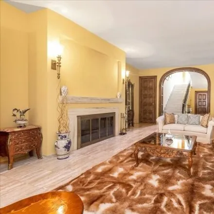 Image 4 - 1-16 Parsons Boulevard, New York, NY 11357, USA - House for sale