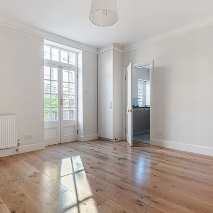 Rent this 3 bed townhouse on Denny Crescent in London, SE11 4UY