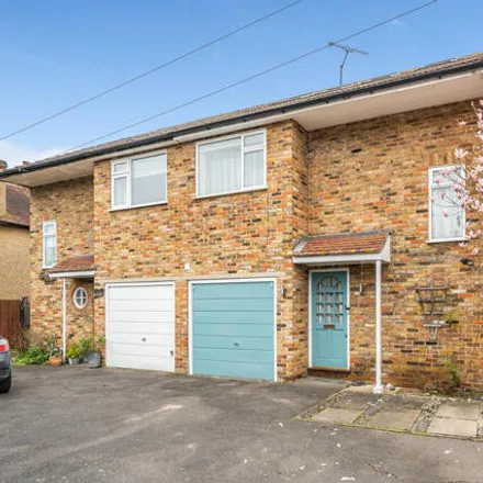 Buy this 4 bed duplex on Willow Close in Chalfont St Peter, SL9 9AS
