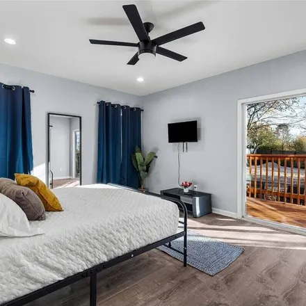 Rent this 4 bed house on San Antonio in Hoefgen Avenue, San Antonio