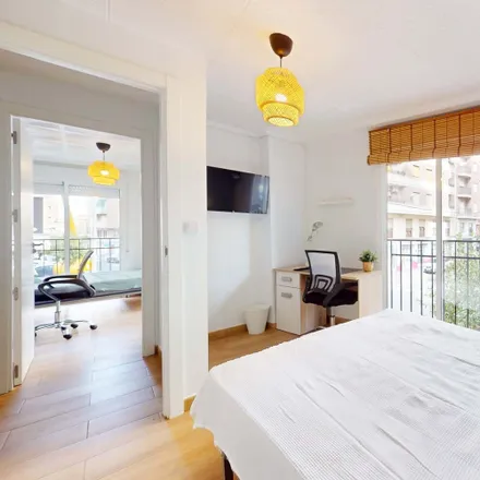 Rent this 6 bed room on carrer Antonio Machado in 19, 03201 Elx / Elche