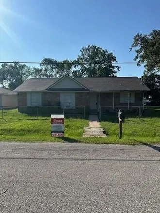 Rent this 3 bed house on 2719 23rd St in Dickinson, Texas