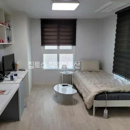 Rent this studio apartment on 서울특별시 마포구 망원동 483-1