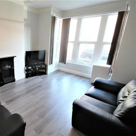 Rent this 6 bed townhouse on Back Estcourt Avenue in Leeds, LS6 3EY