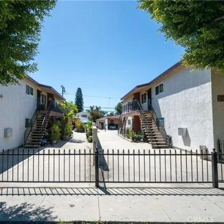 Buy this 24 bed house on 1518 West 20th Street in Long Beach, CA 90810