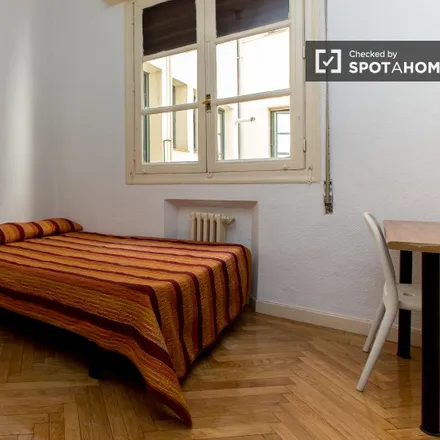 Rent this 9 bed room on Madrid in Five Guys, Gran Vía