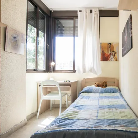 Rent this 6 bed room on Madsegs Tour in Paseo de la Virgen del Puerto, 45