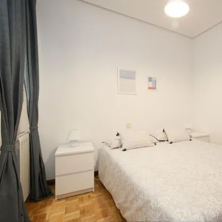Rent this 3 bed apartment on Vinos y Tapas in Calle del General Pardiñas, 25