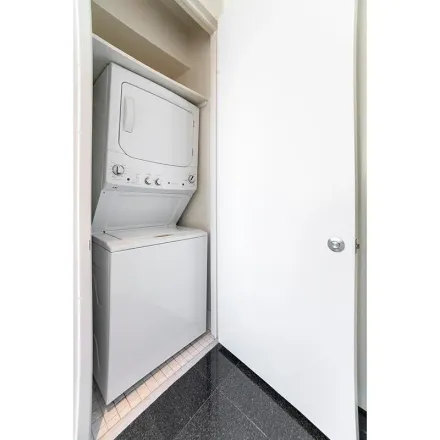 Image 2 - 601 East 81st Street, New York, NY 10028, USA - Apartment for rent
