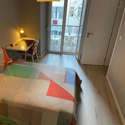 Rent this 5 bed room on Rua Francisco Sanches