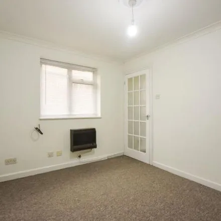 Image 1 - Southend Arterial Road, North Benfleet, SS12 9JD, United Kingdom - Apartment for rent