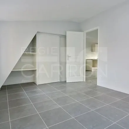 Rent this 3 bed apartment on 8 Place de la Croix-Rousse in 69004 Lyon 4e Arrondissement, France