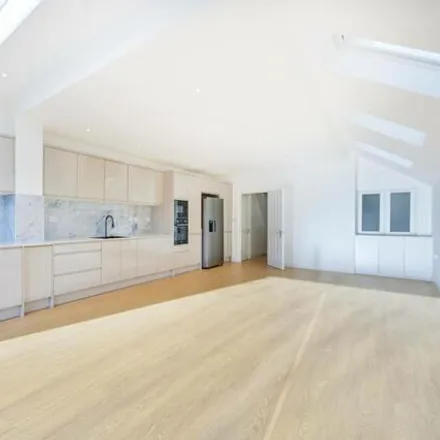 Rent this 6 bed house on Kew Gardens in Londres, Great London