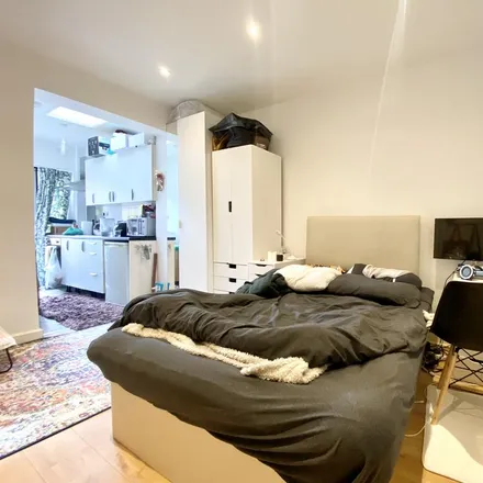 Rent this studio apartment on 40 Babington Road in London, NW4 4LD