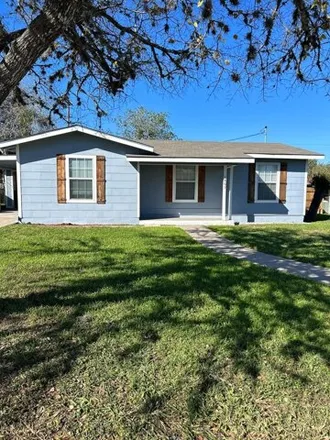 Image 1 - 1437 East Rosewood Street, Beeville, TX 78102, USA - House for sale