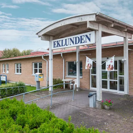 Rent this 2 bed apartment on Eklunden in Kaprifolvägen, 472 32 Svanesund