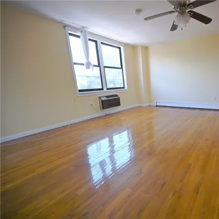 Image 4 - 37-16 Greenpoint Avenue, New York, NY 11101, USA - House for sale