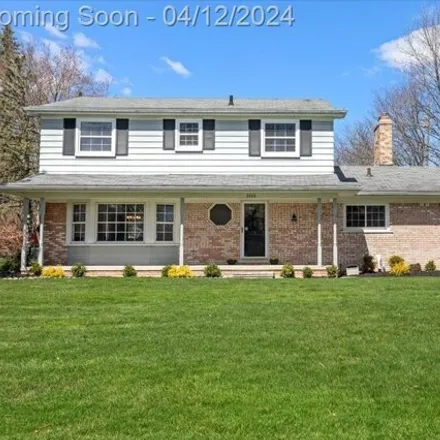 Image 3 - 2010 Chalet Drive, Rochester Hills, MI 48309, USA - House for sale