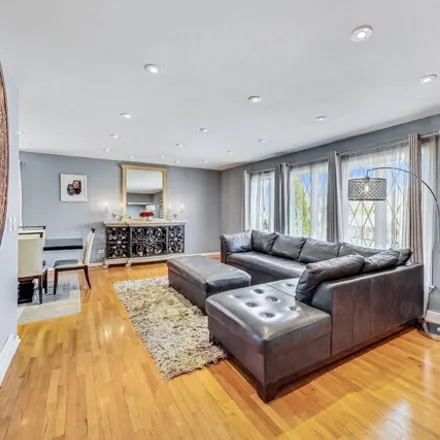 Image 6 - 5621 North Rogers Avenue, Chicago, IL 60646, USA - House for sale